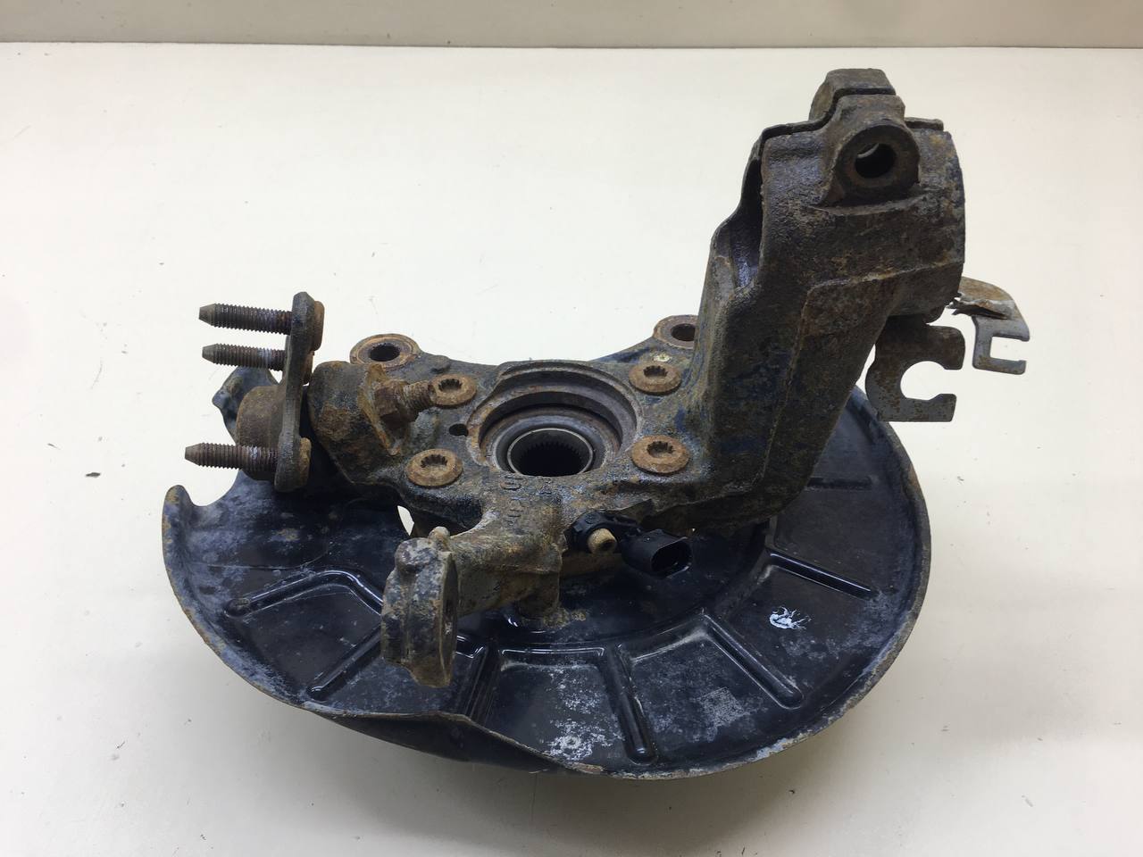 Кулак поворотный передний правый Volkswagen Tiguan (5N1) 2007-2011 Кулак поворотный передний правый Volkswagen Tiguan (5N1) 2007-2011