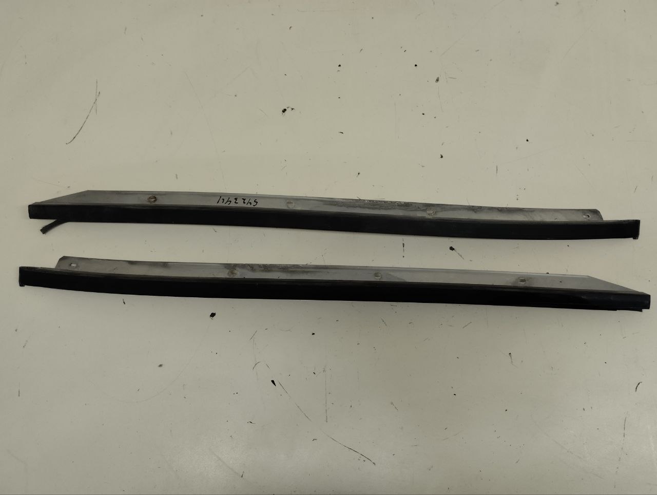 Молдинг лобового стекла Nissan Almera (N16) 2000-2006