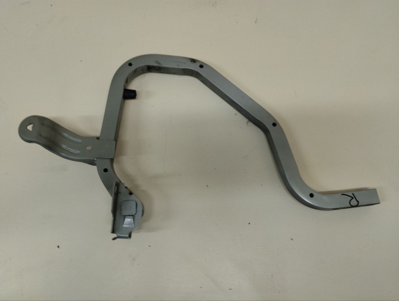 Петля крышки багажника Renault Logan (1) 2005-2014 Петля крышки багажника Renault Logan (1) 2005-2014
