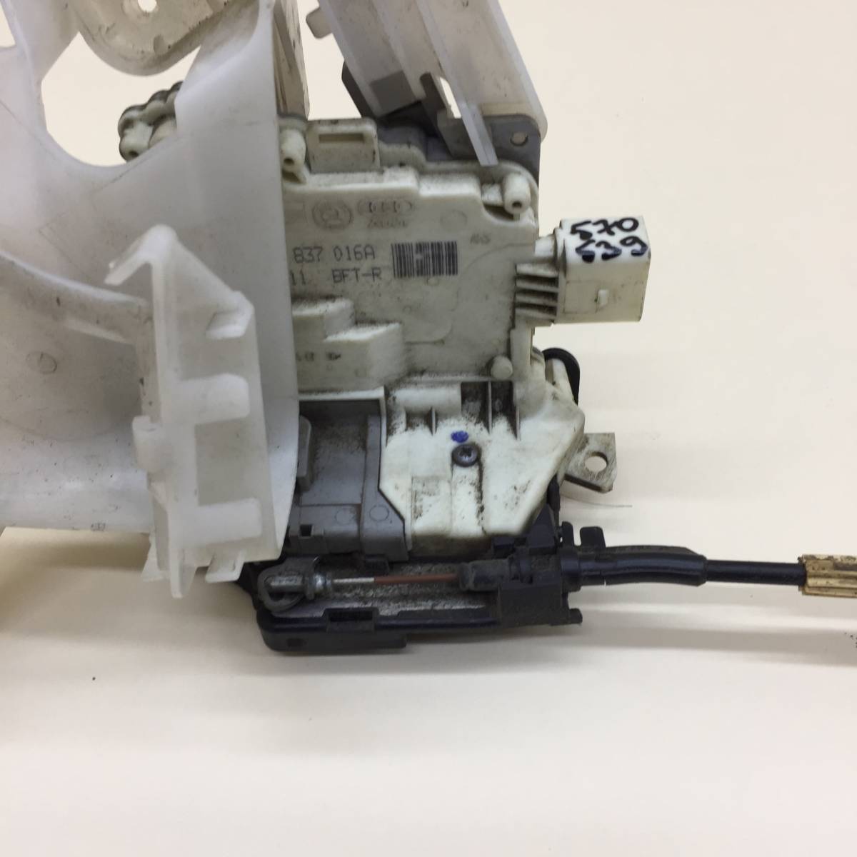 Замок двери передней правой Volkswagen Passat B7 2011-2015