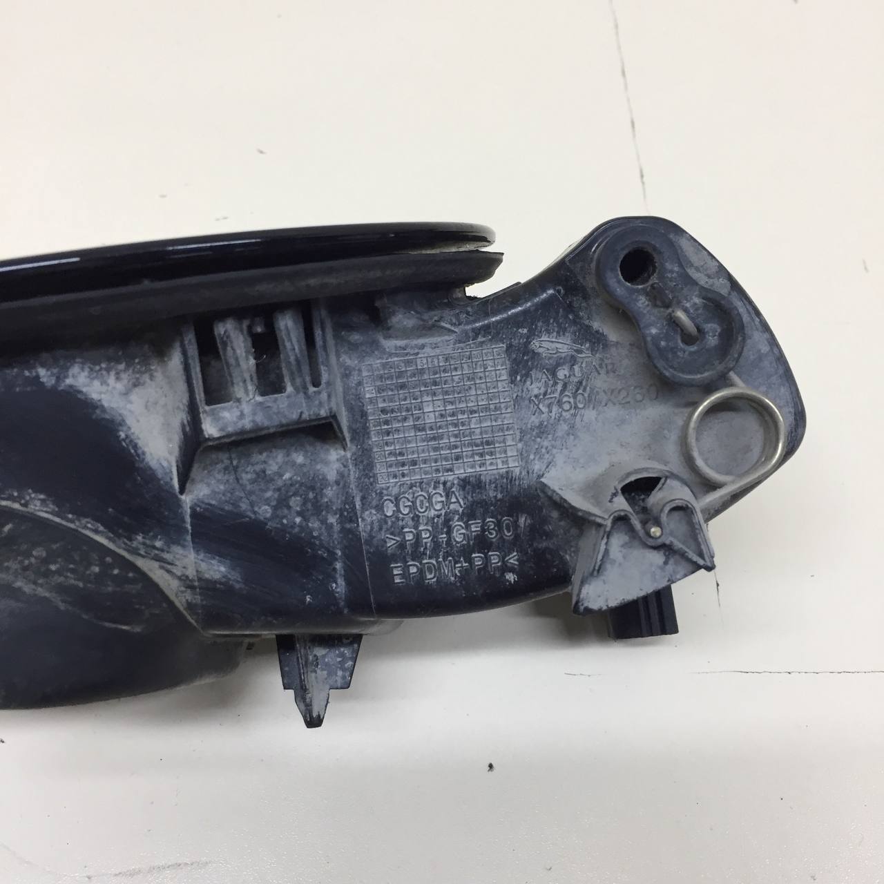 Лючок бензобака Jaguar XE (760) 2014-2021 Лючок бензобака Jaguar XE (760) 2014-2021