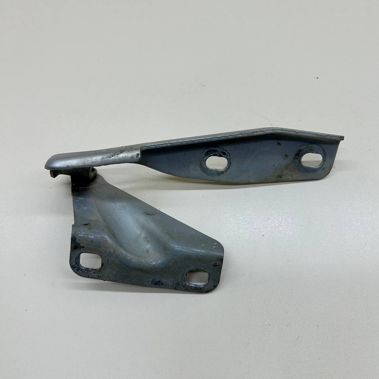 Петля капота левая Lada Granta 2011>