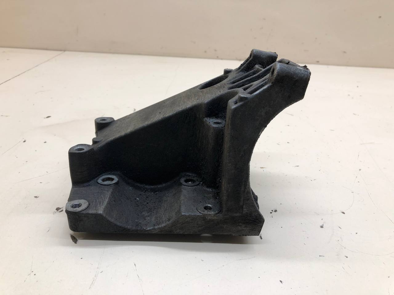Кронштейн кондиционера Ford Focus 2 (DB) 2008-2011