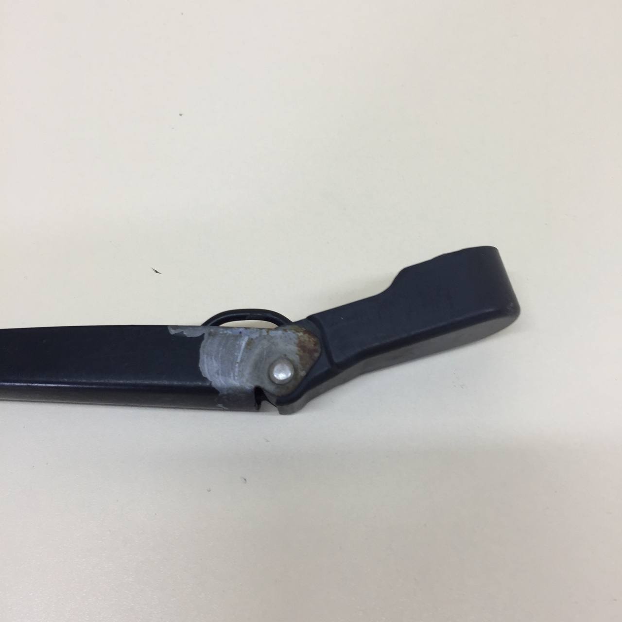 Поводок стеклоочистителя передний правый Lada Largus 2012>