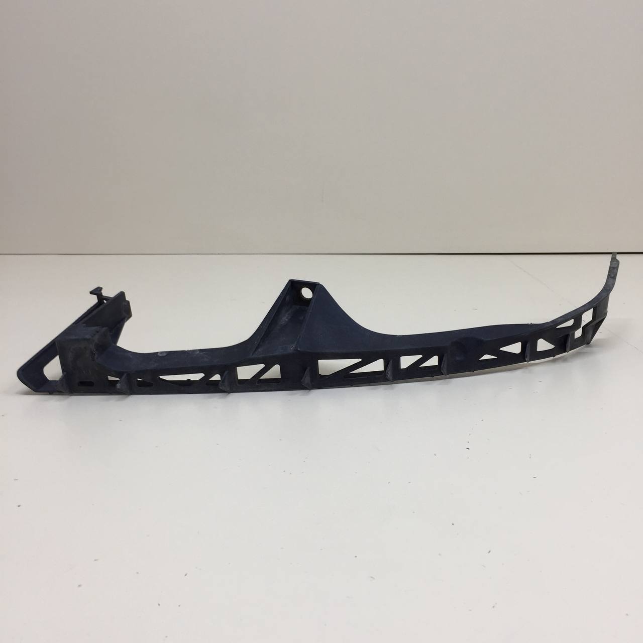 Кронштейн фар правый Mazda Mazda 6 (GG) 2002-2007 Кронштейн фар правый Mazda Mazda 6 (GG) 2002-2007