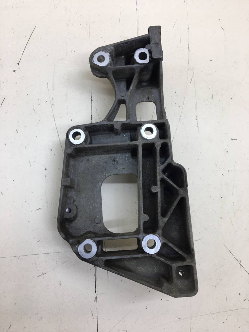 Кронштейн генератора Skoda Octavia (A5 1Z-) 2004-2013 Кронштейн генератора Skoda Octavia (A5 1Z-) 2004-2013
