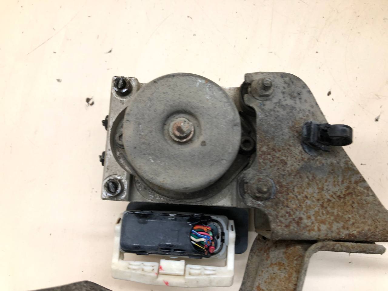 Блок ABS (насос) Mitsubishi Lancer 9  (CS/Classic) 2000-2011