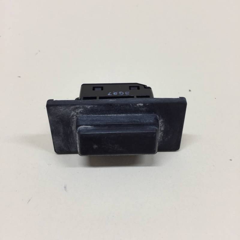 Кнопка открывания багажника Mazda Mazda 3 (BM) 2013-2016 Кнопка открывания багажника Mazda Mazda 3 (BM) 2013-2016