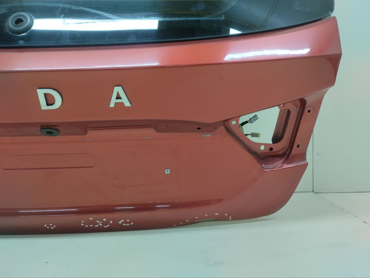 Дверь багажника со стеклом Lada Vesta 2015>