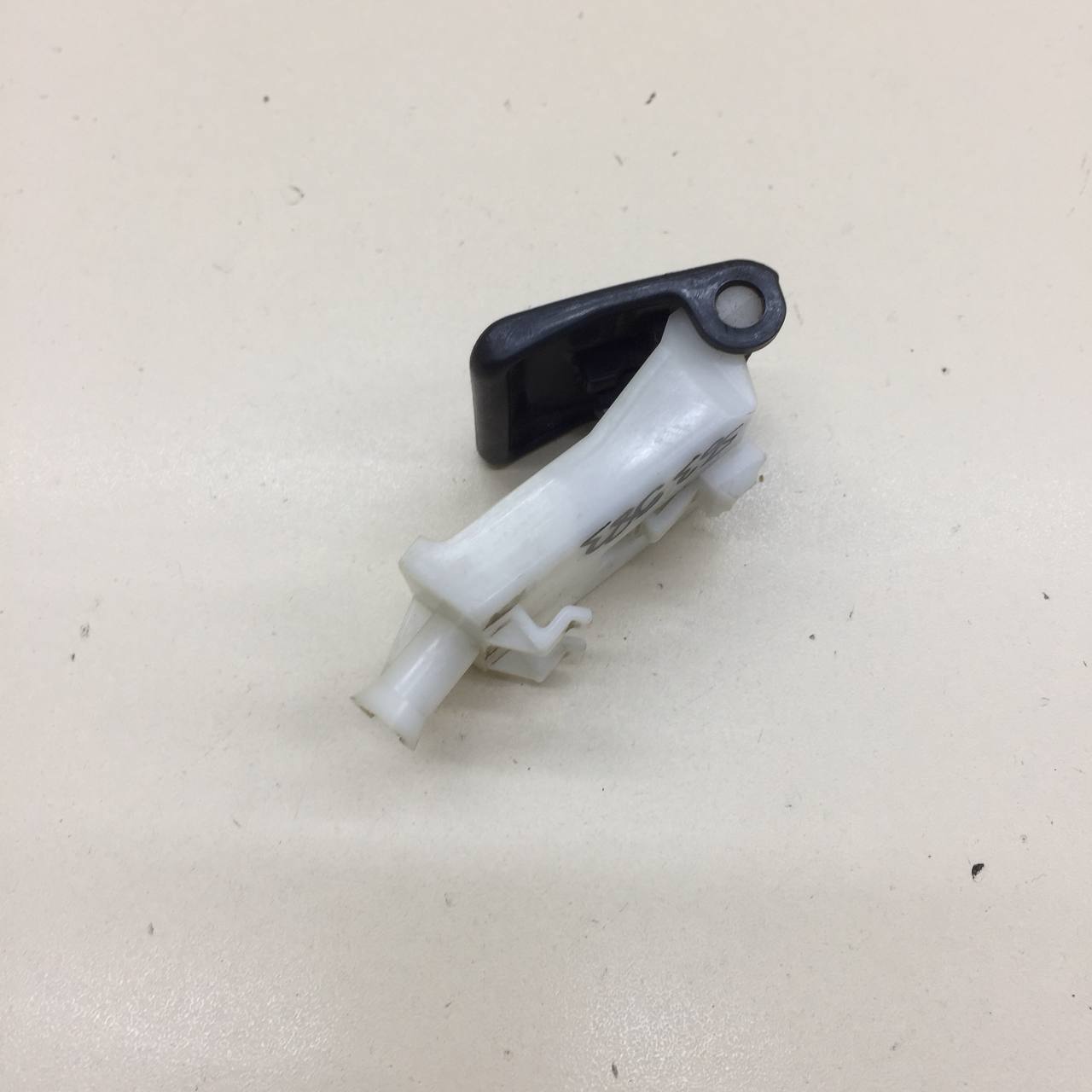 Ручка открывания капота Toyota Corolla E150 2006-2013 Ручка открывания капота Toyota Corolla E150 2006-2013
