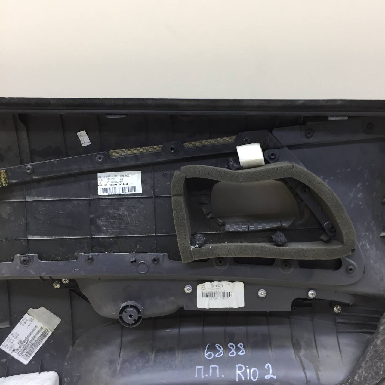 Обшивка двери передней правой Kia Rio 2 (JB) 2005-2011