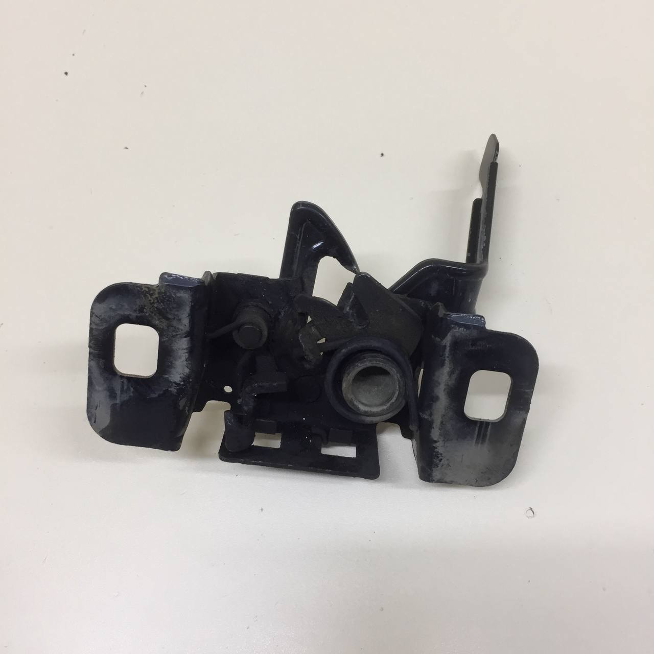 Замок капота Chevrolet Cobalt (T250) 2011-2015 Замок капота Chevrolet Cobalt (T250) 2011-2015