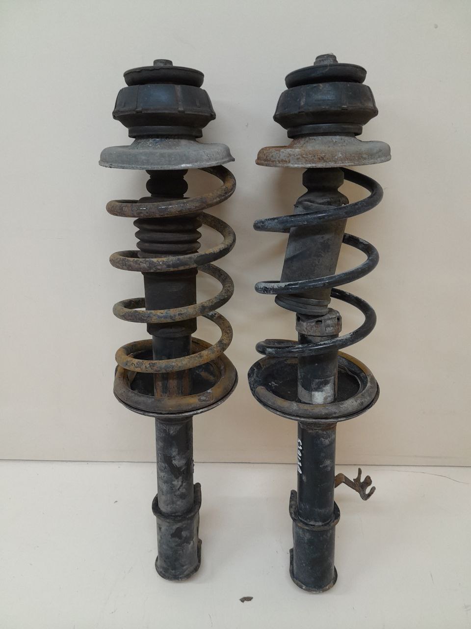 Амортизатор передний Nissan Almera 3 (G11, G15) 2012> Амортизатор передний Nissan Almera 3 (G11, G15) 2012>