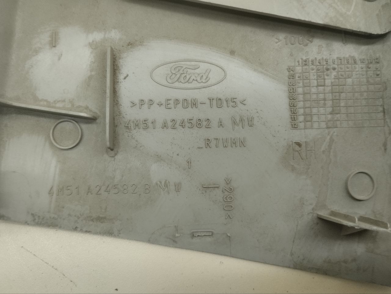 Обшивка стойки Ford Focus 2 (DA) 2005-2008 Обшивка стойки Ford Focus 2 (DA) 2005-2008