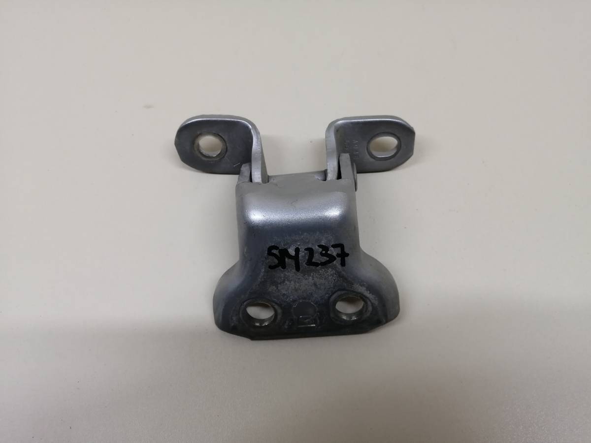 Петля двери передней левой нижняя Toyota Camry (V40) 2006-2011 Петля двери передней левой нижняя Toyota Camry (V40) 2006-2011