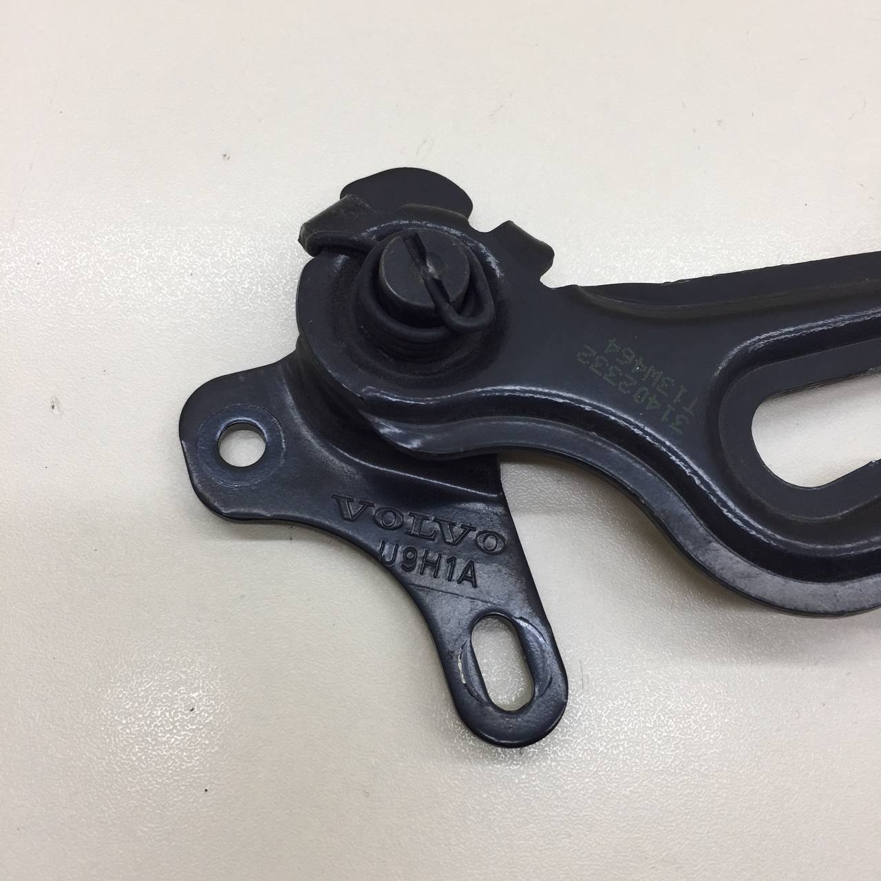 Крючок капота Volvo XC60 2008-2017