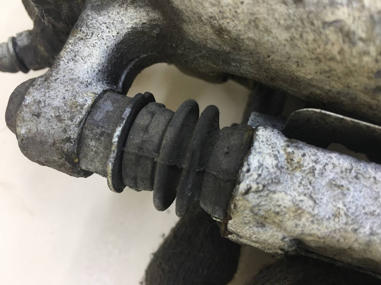 Суппорт задний левый Opel Astra H / Family 2004-2015