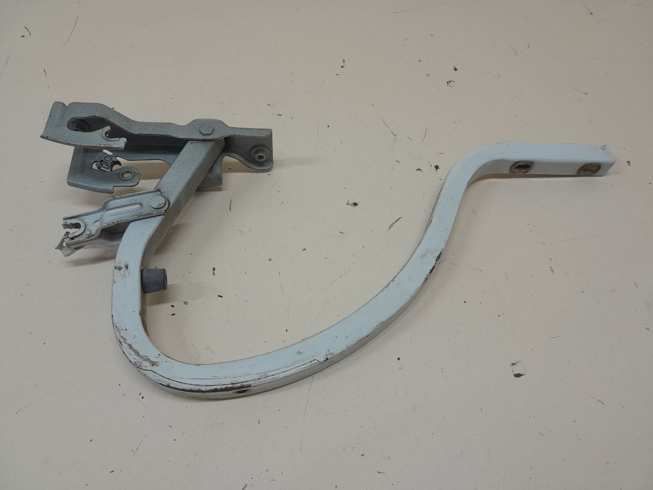 Петля крышки багажника Chevrolet Cobalt (T250) 2011-2015 Петля крышки багажника Chevrolet Cobalt (T250) 2011-2015