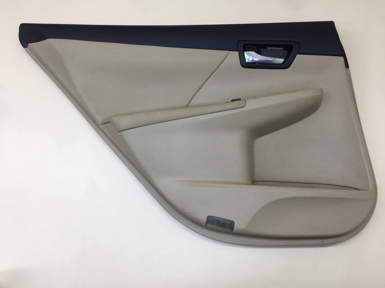 Обшивка двери задней левой Toyota Camry (V50) 2011-2017
