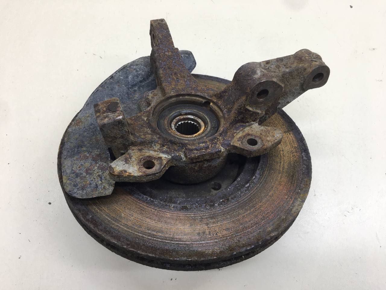 Кулак поворотный передний левый Fiat Albea 2002-2012