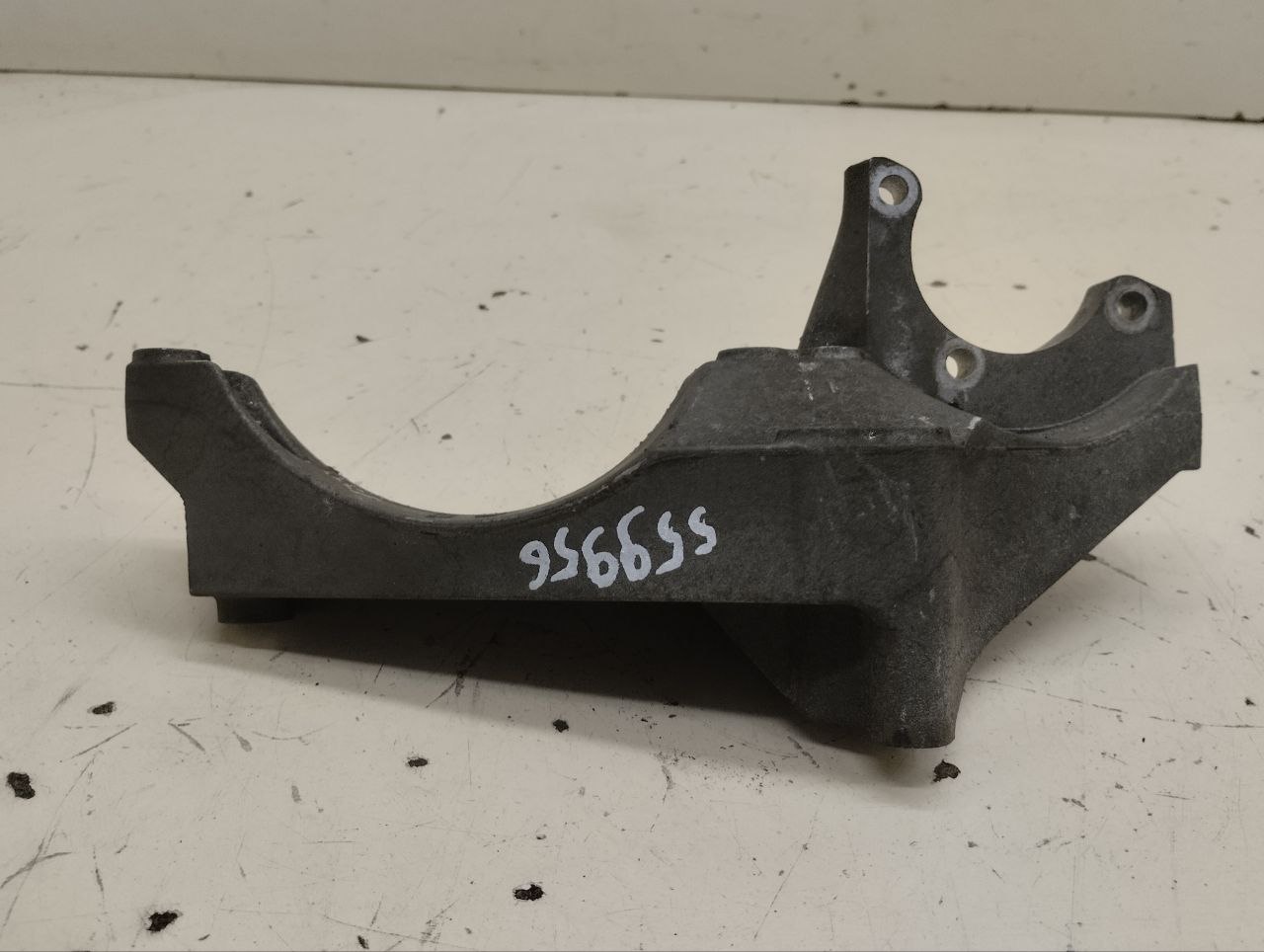 Кронштейн генератора Chevrolet Captiva (C140) 2011-2016 Кронштейн генератора Chevrolet Captiva (C140) 2011-2016