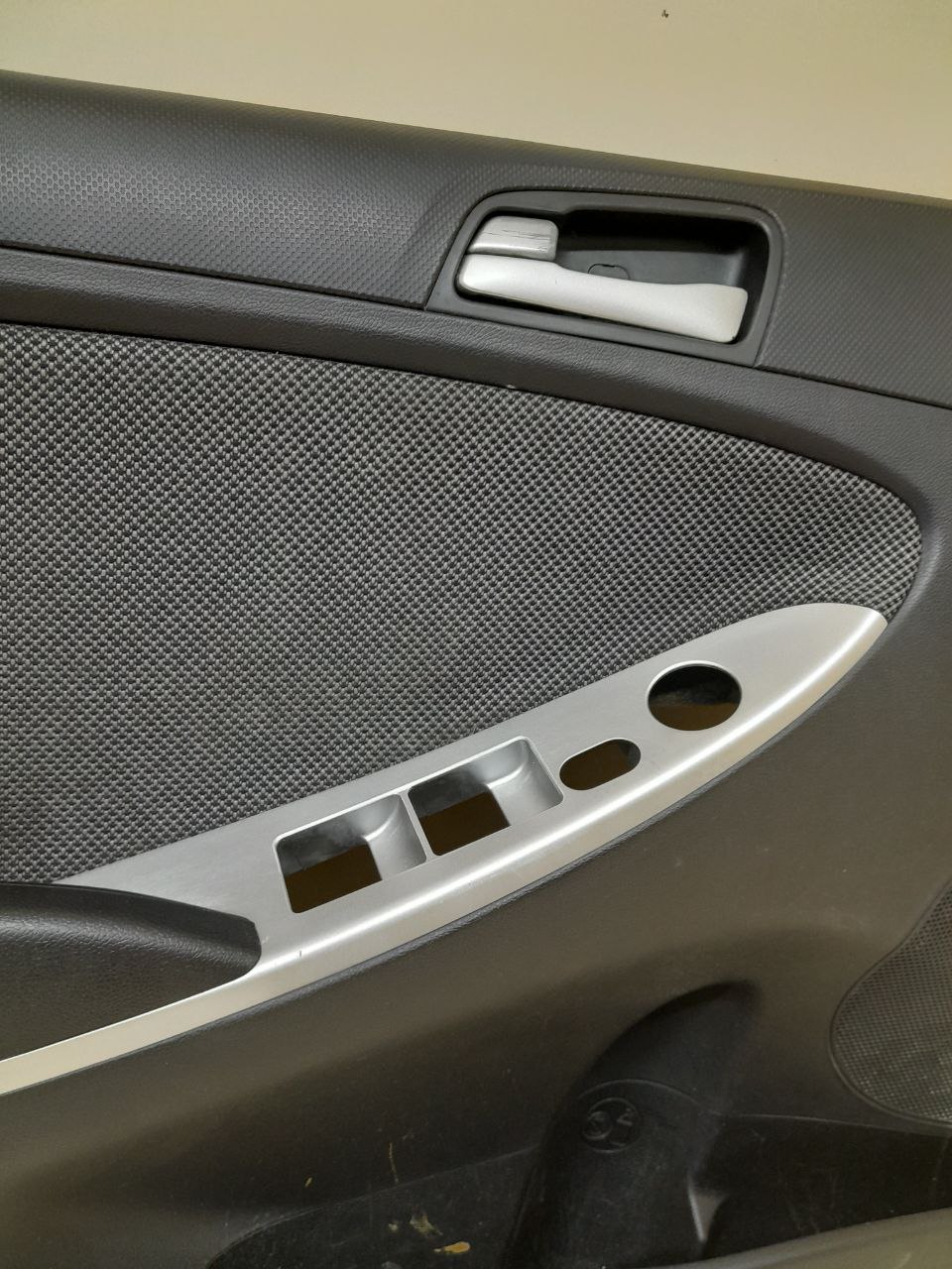 Обшивка двери передней левой Hyundai Solaris (RB) 2010-2017