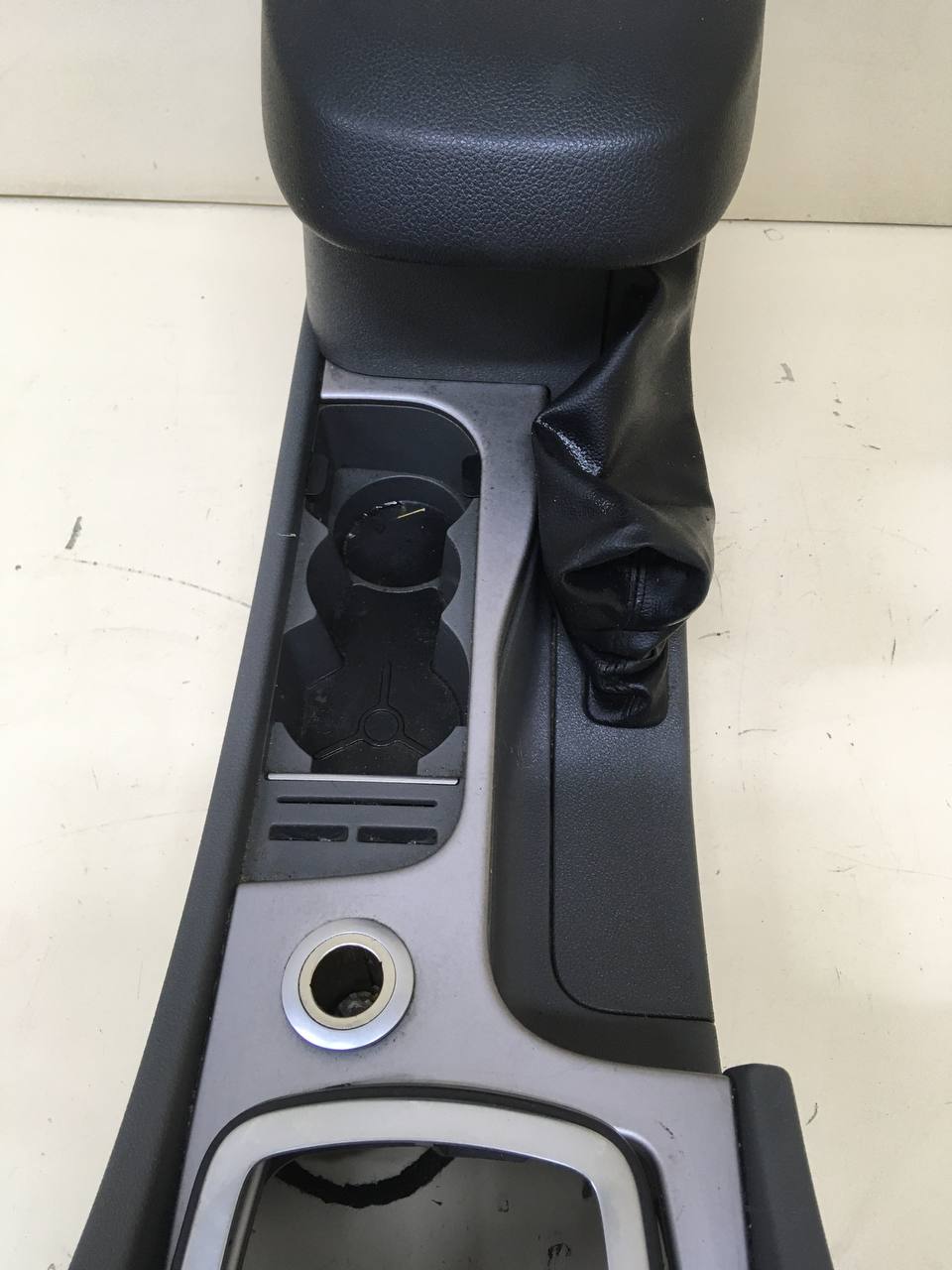 Консоль центральная Ford Focus 2 (DB) 2008-2011 Консоль центральная Ford Focus 2 (DB) 2008-2011