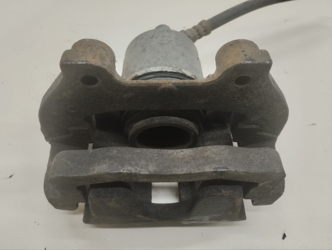 Суппорт передний правый Lada Granta 2011>