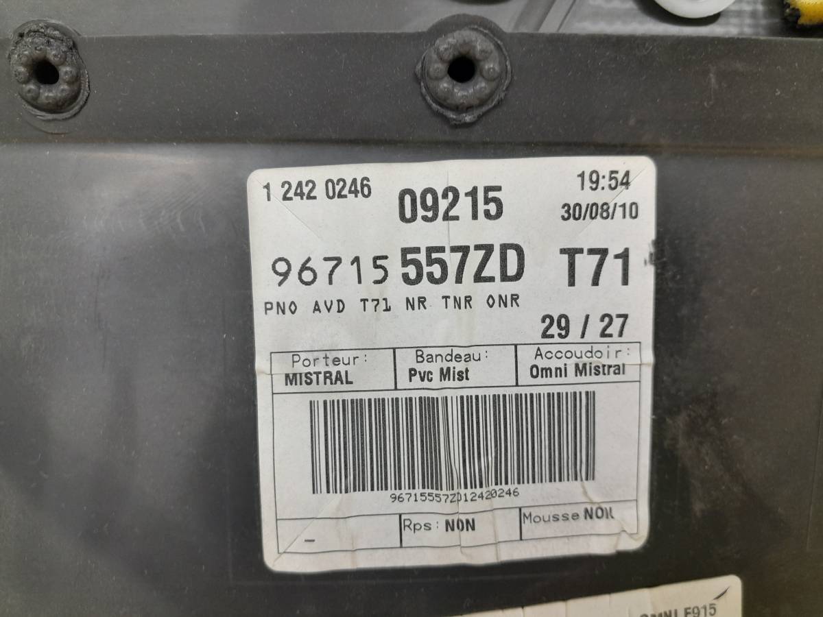 Обшивка двери передней правой Peugeot 308 2007>