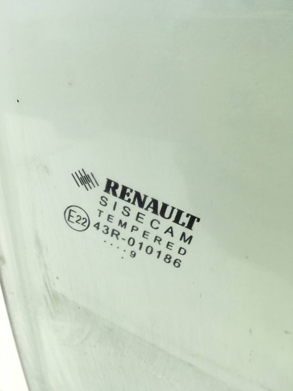 Стекло двери передней правой Renault Logan (2) 2014>