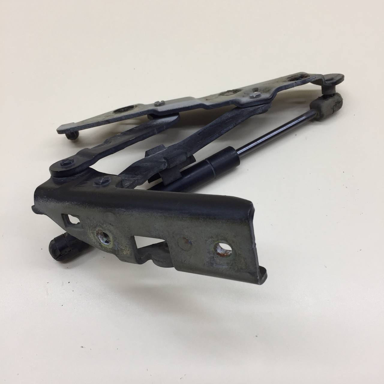 Петля крышки багажника Nissan Primera (P12) 2002-2007