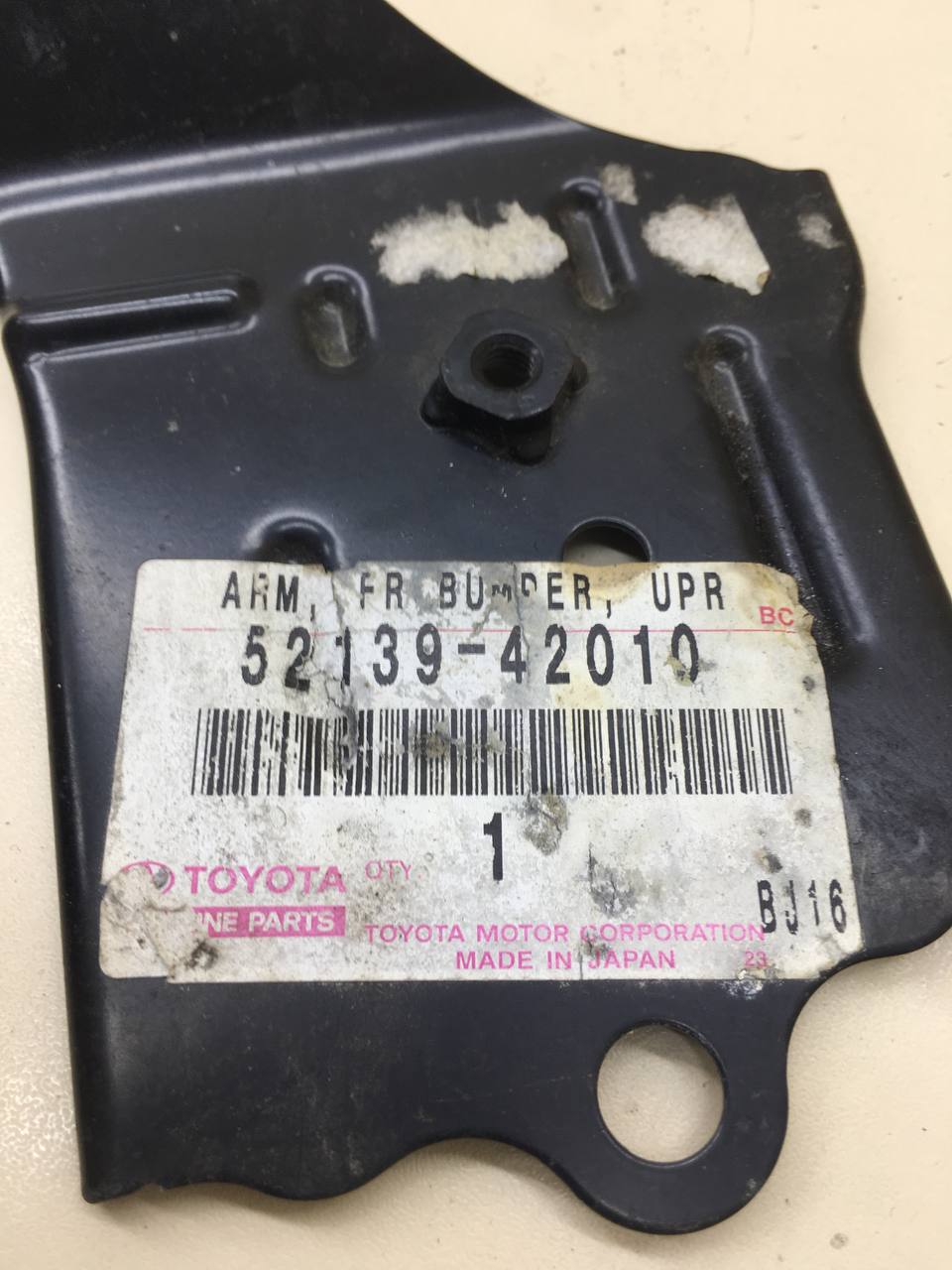 Кронштейн переднего бампера левый Toyota Rav 4 (A30) 2006-2013