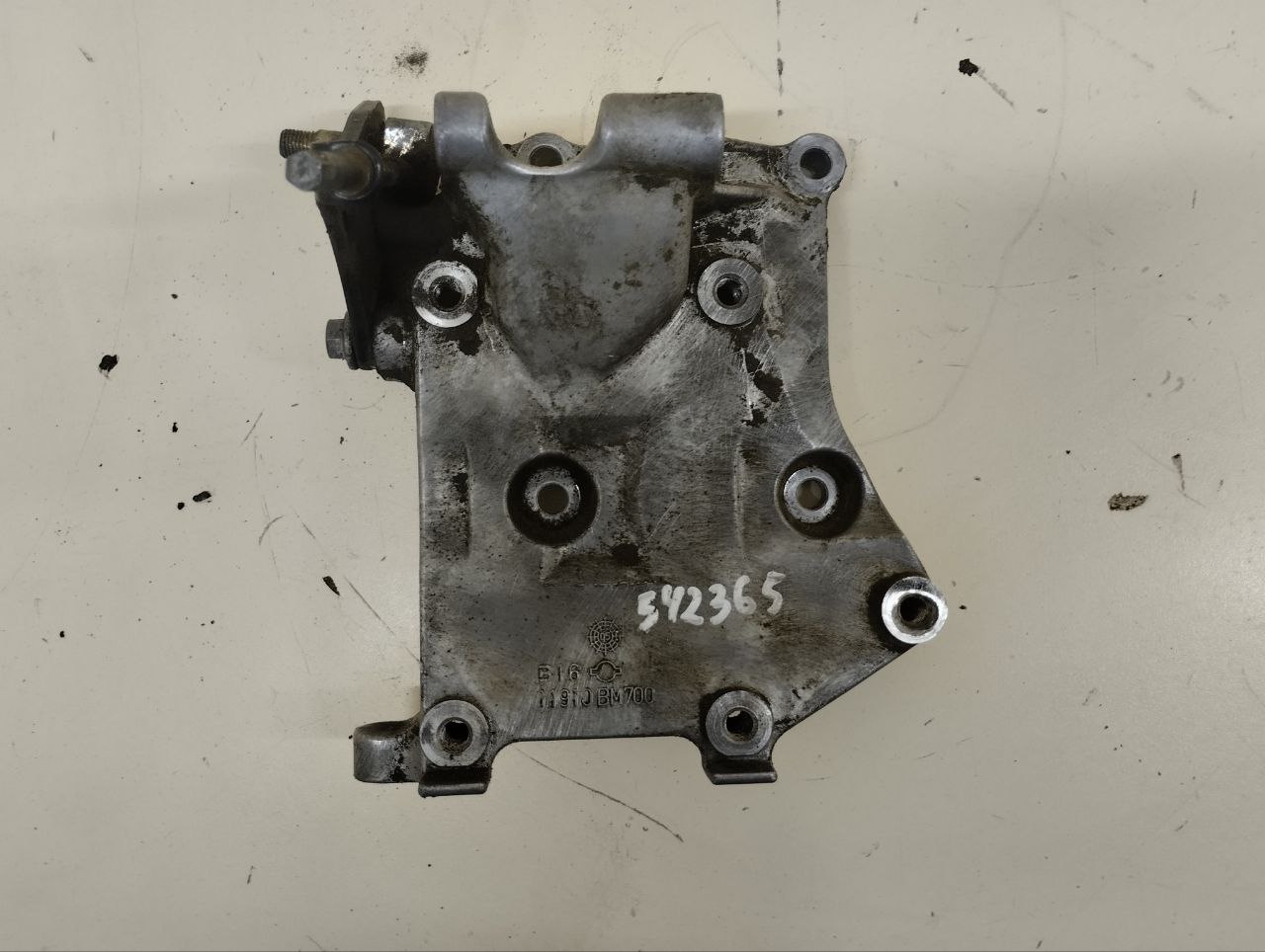 Кронштейн генератора Nissan Almera (N16) 2000-2006 Кронштейн генератора Nissan Almera (N16) 2000-2006