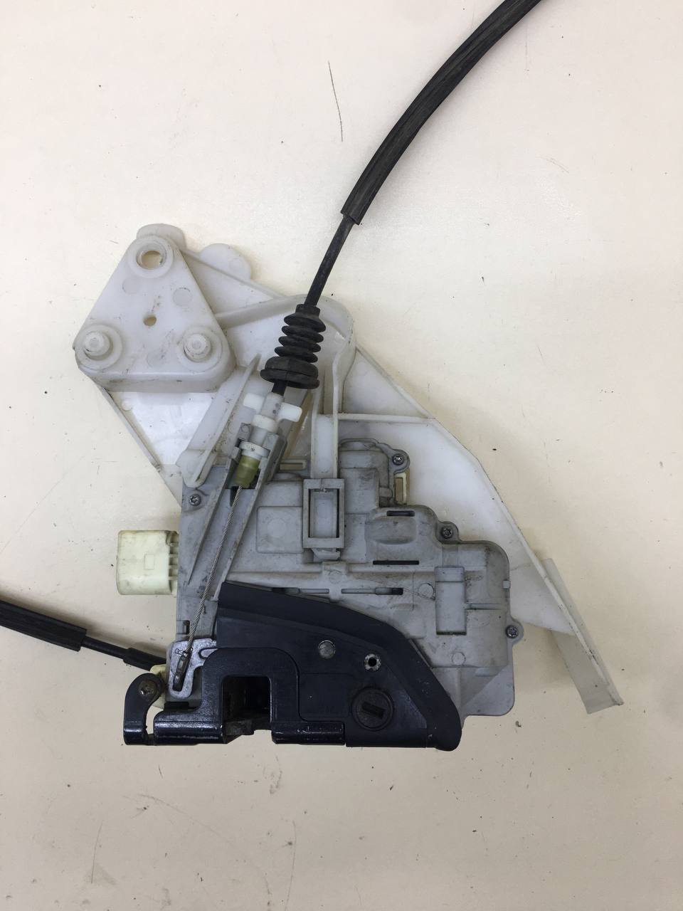 Замок двери задней правой Volkswagen Passat B7 2011-2015