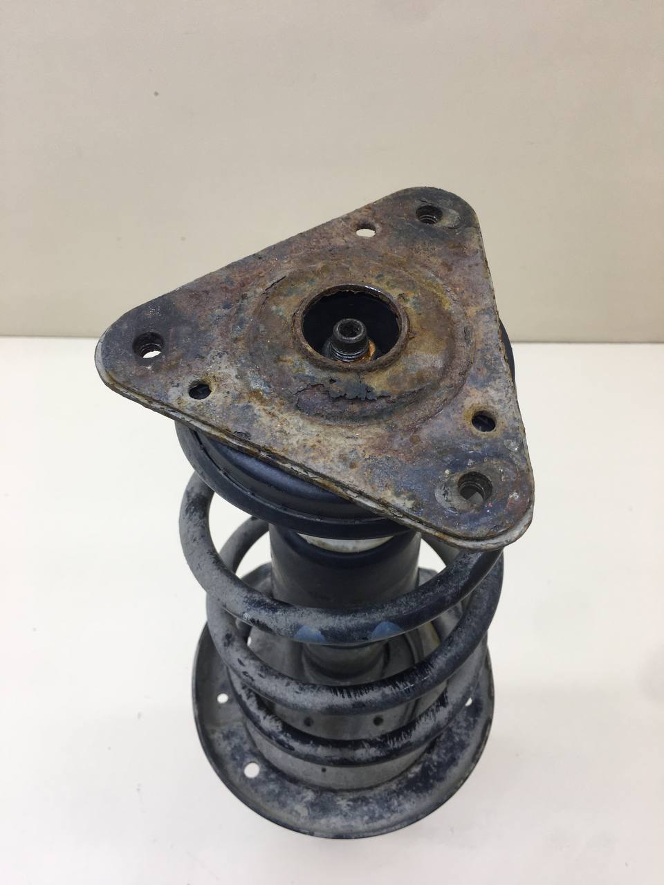 Амортизатор передний левый Lada Vesta 2015>