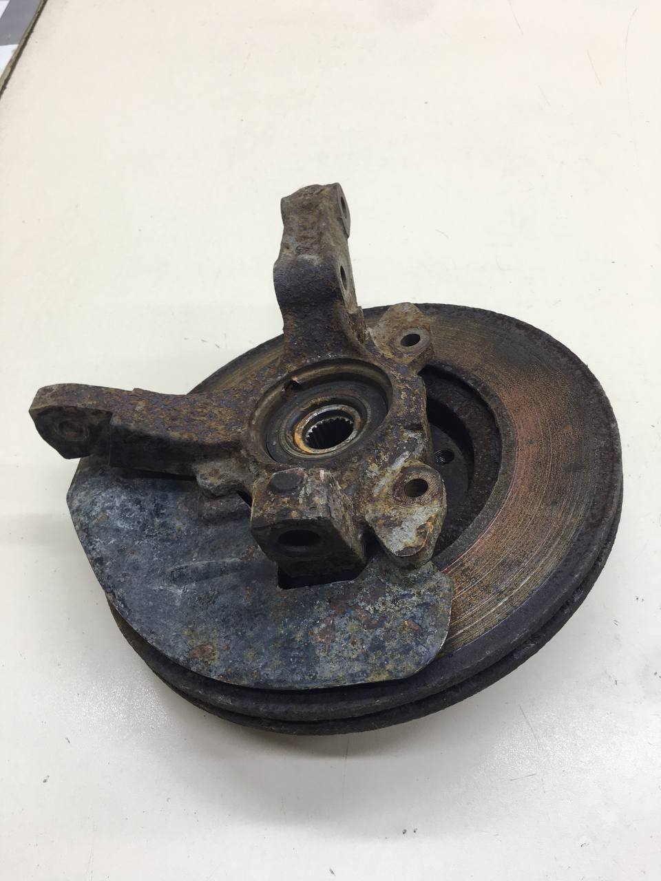 Кулак поворотный передний левый Fiat Albea 2002-2012