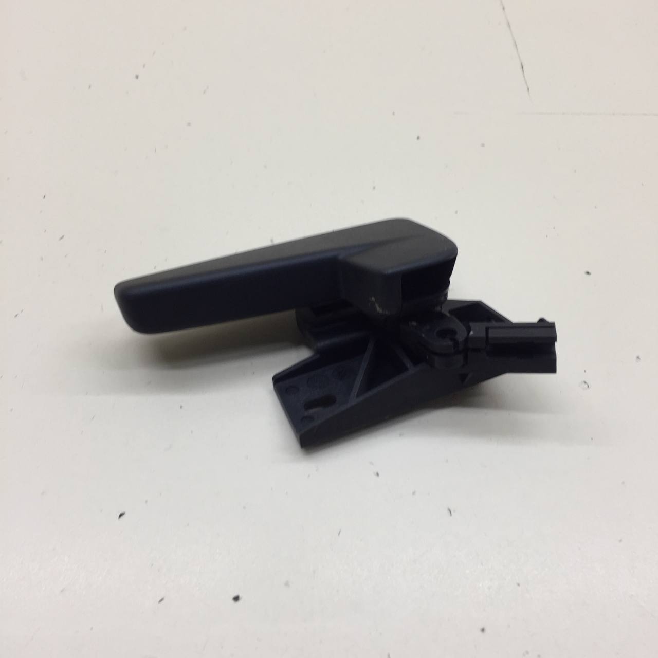 Ручка открывания капота Volkswagen Polo (MK5) 2011-2020 Ручка открывания капота Volkswagen Polo (MK5) 2011-2020