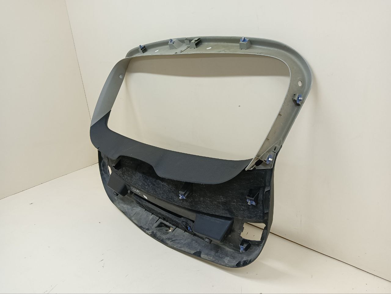 Обшивка двери багажника Opel Astra J 2010-2017