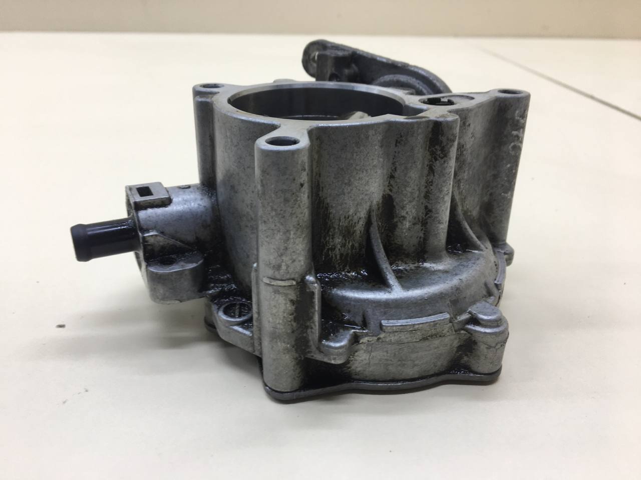Насос вакуумный Volkswagen Passat B7 2011-2015 Насос вакуумный Volkswagen Passat B7 2011-2015