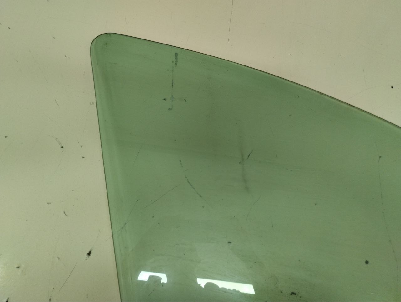 Стекло двери передней правой Peugeot 308 2007>