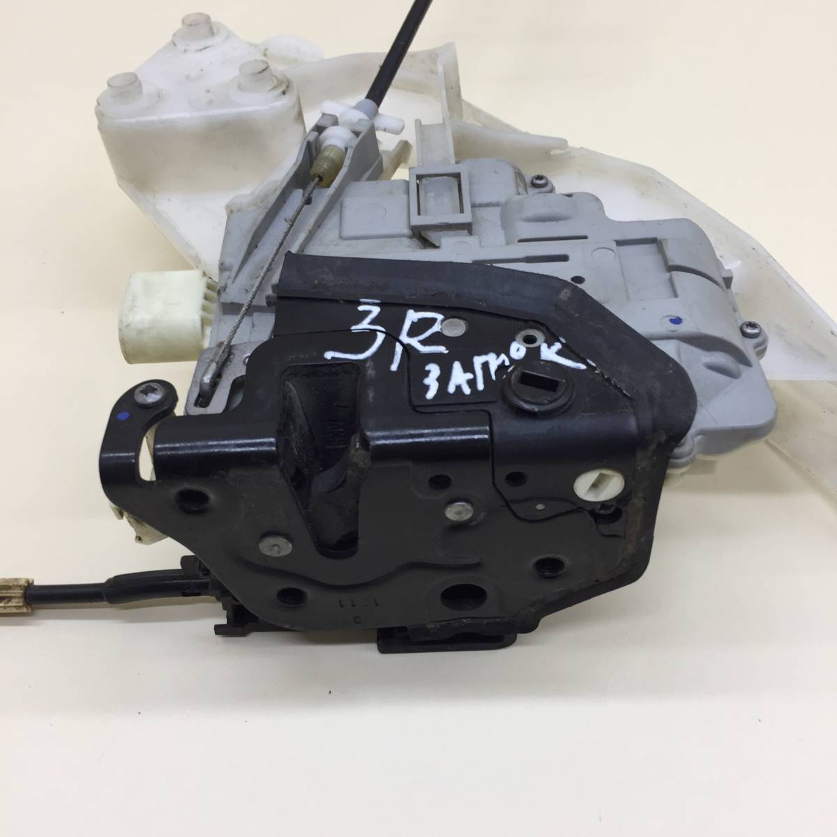 Замок двери задней правой Volkswagen Passat B7 2011-2015