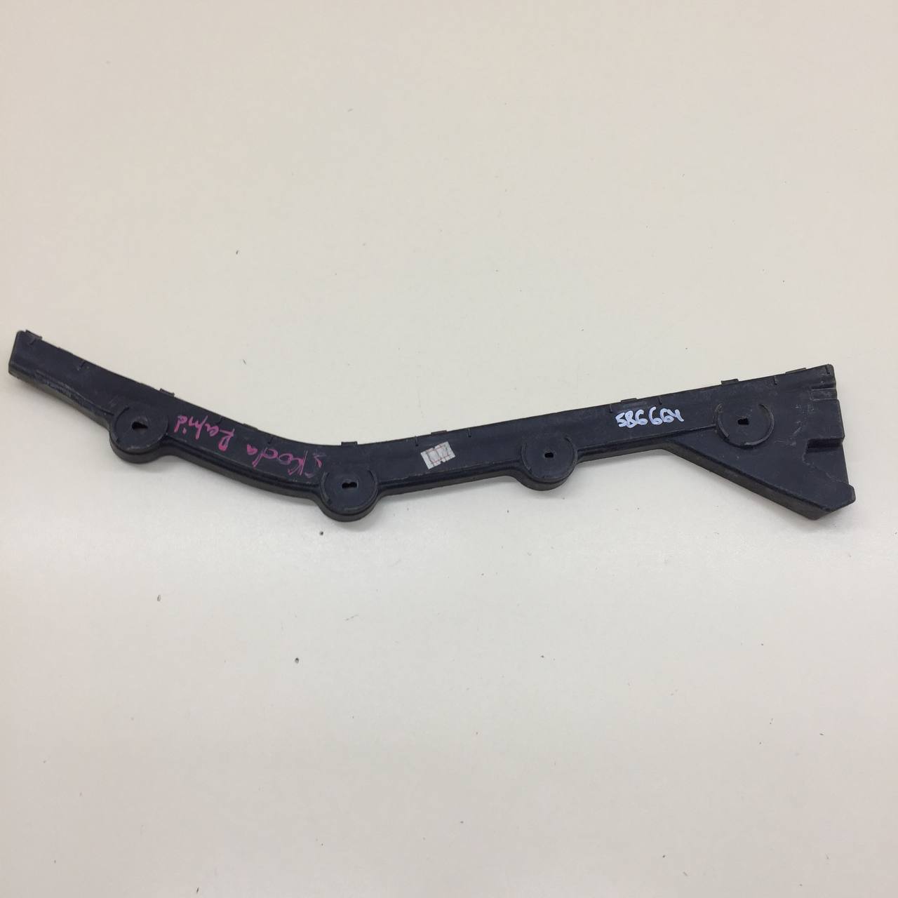 Кронштейн заднего бампера правый Skoda Rapid 2012-2020