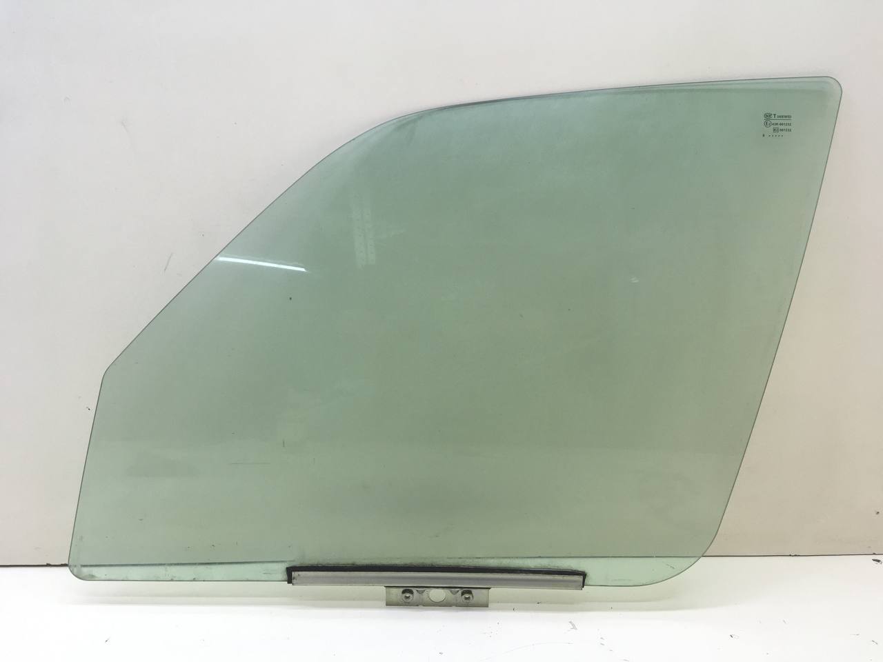 Стекло двери передней левой Chevrolet Niva 2009-2020