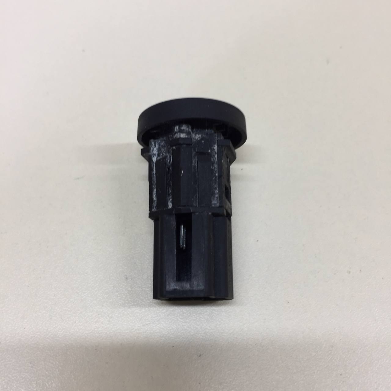 Кнопка открывания багажника Ford Fusion (JU) 2002-2012 Кнопка открывания багажника Ford Fusion (JU) 2002-2012