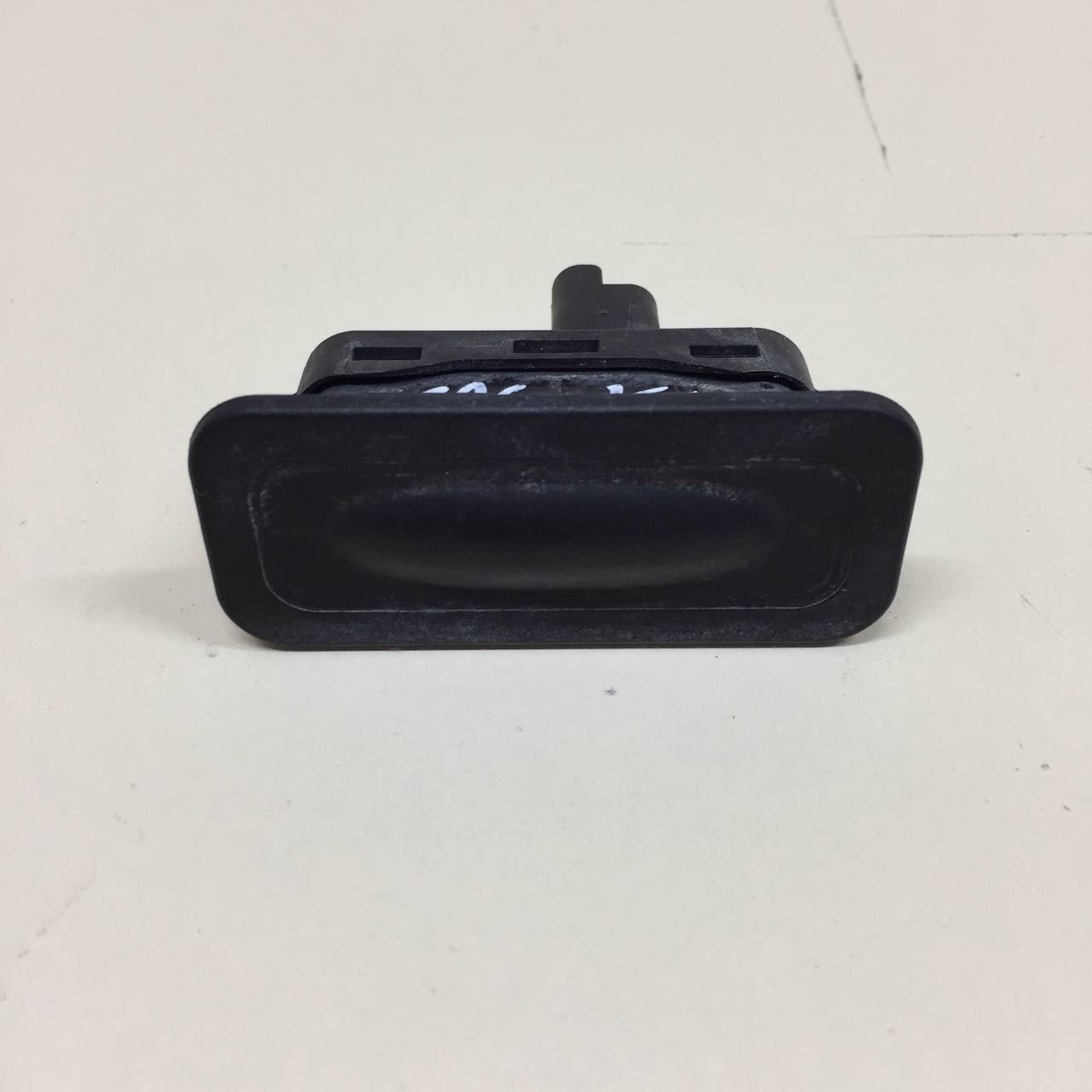 Кнопка открывания багажника Renault Fluence 2010-2017 Кнопка открывания багажника Renault Fluence 2010-2017