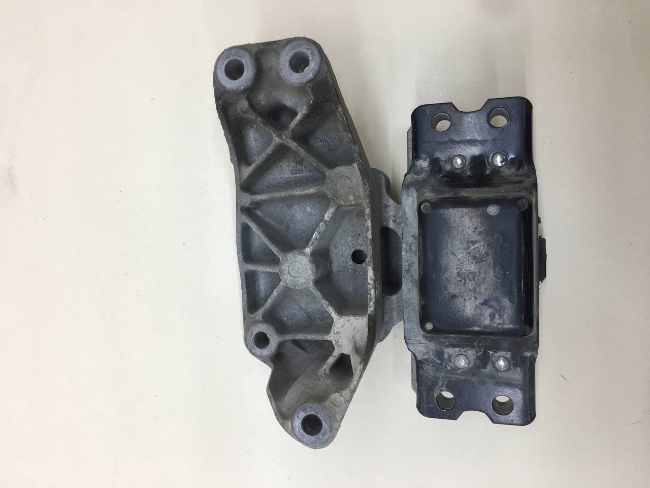 Опора двигателя левая Volkswagen Tiguan (5N1) 2007-2011