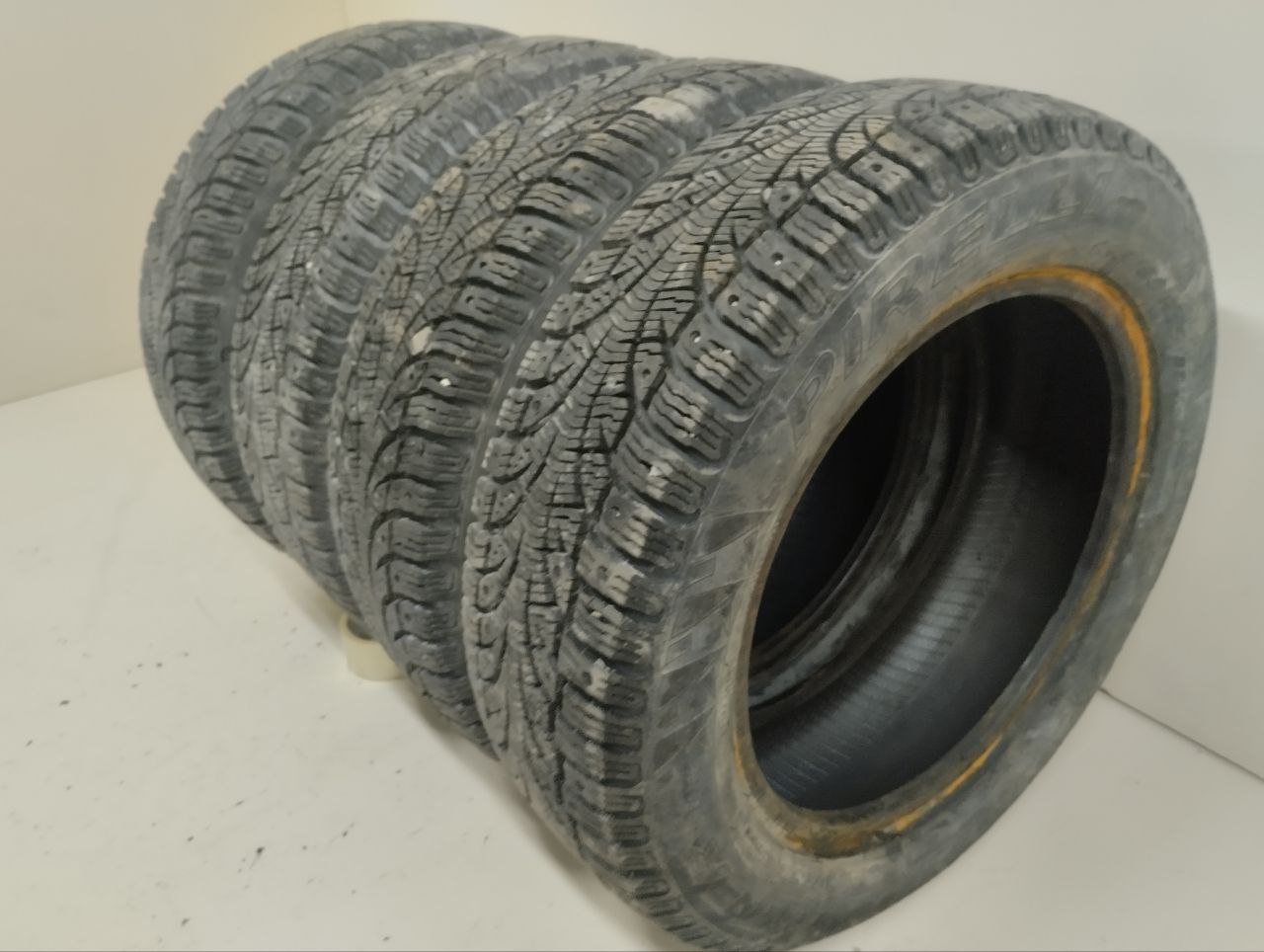 Шины к-кт R15 Зимние шипованные Pirelli Winter Carving Edge 