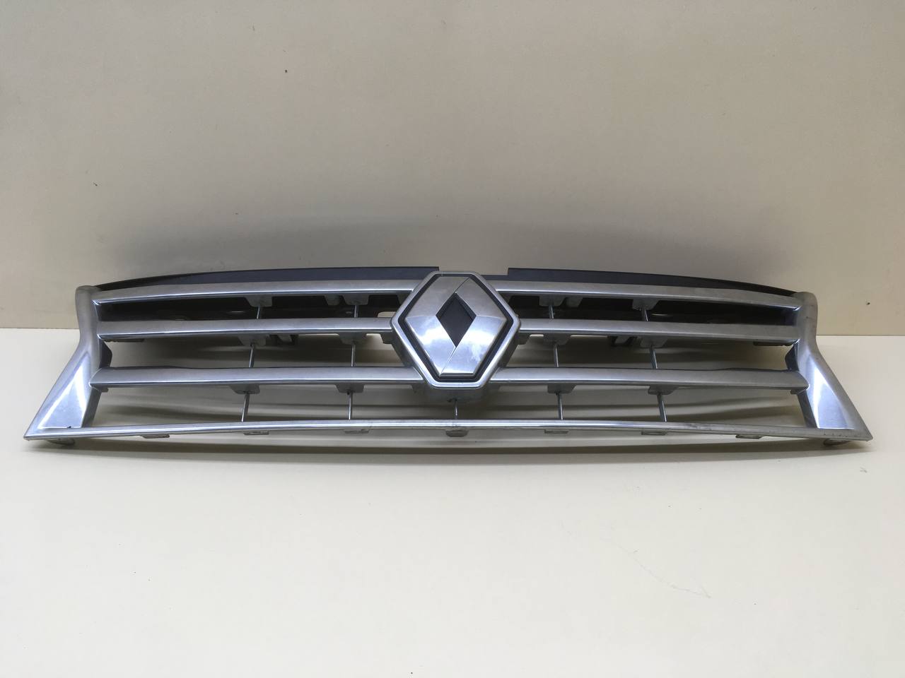 Решетка радиатора Renault Duster (HSA, HSM) 2012> Решетка радиатора Renault Duster (HSA, HSM) 2012>