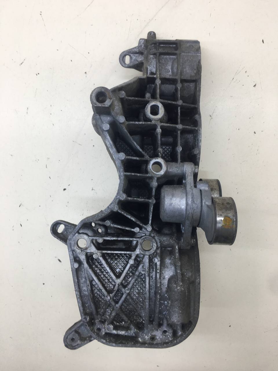 Кронштейн генератора Nissan Almera 3 (G11, G15) 2012> Кронштейн генератора Nissan Almera 3 (G11, G15) 2012>