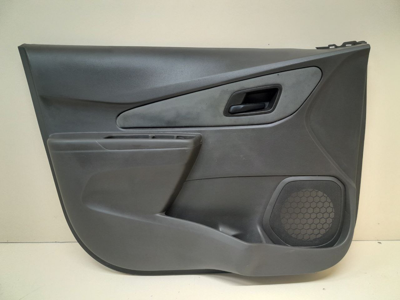 Обшивка двери передней левой Chevrolet Cobalt (T250) 2011-2015